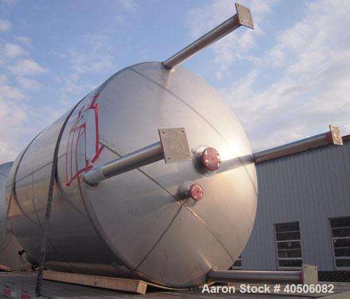 Unused- Mueller Pressure Tank, 2,500 Gallon, Model "F", 304L stainless steel, vertical. 90" diameter x 79" straight side, 2:1 elliptical top and bottom. Internal rated 30 psi at 160 deg F and -20 deg...