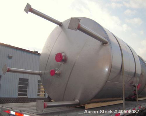 Unused- Mueller Pressure Tank, 2,500 Gallon, Model "F", 304L stainless steel, vertical. 90" diameter x 79" straight side, 2:1 elliptical top and bottom. Internal rated 30 psi at 160 deg F and -20 deg...