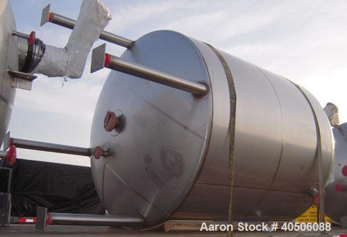 Unused- Mueller Pressure Tank, 2,500 Gallon, Model "F", 304L stainless steel, vertical. 90" diameter x 79" straight side, 2:...