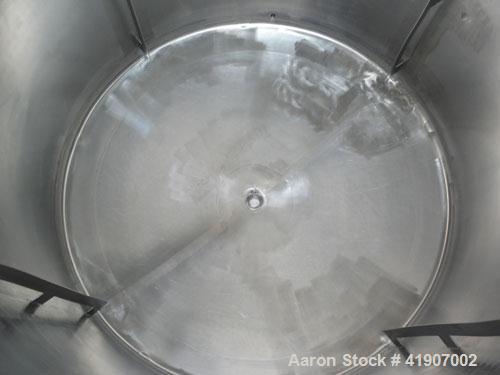 Used Mueller Tank, 2000 Gallon, Model F, 316 stainless steel, vertical. 84" diameter x 76" straight side, dished top and bottom. Insulated with 2" urethane and stainless steel sheathing. (4) Fixed si...