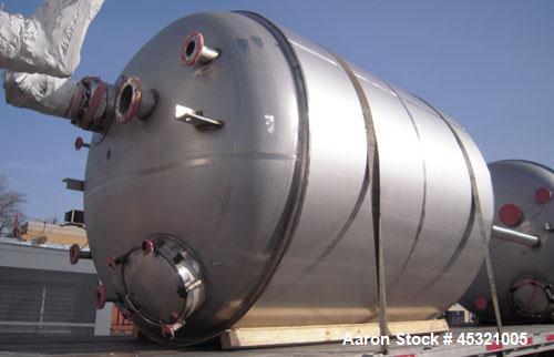 Unused- Mueller Pressure Tank, 2,500 Gallon, Model "F", 304L stainless steel, vertical. 90" Diameter x 79" straight side, 2:1 elliptical top and bottom. Internal rated 30 psi at 160 degrees F and -20...