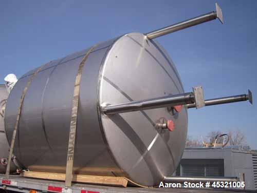 Unused- Mueller Pressure Tank, 2,500 Gallon, Model "F", 304L stainless steel, vertical. 90" Diameter x 79" straight side, 2:1 elliptical top and bottom. Internal rated 30 psi at 160 degrees F and -20...