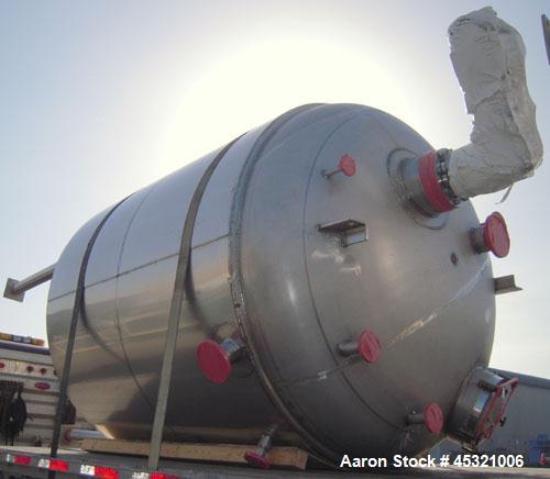 Unused- Mueller Pressure Tank, 2,500 Gallon, Model "F", 304L stainless steel, vertical. 90" diameter x 79" straight side, 2:1 elliptical top and bottom. Internal rated 30 psi at 160 deg F and -20 deg...