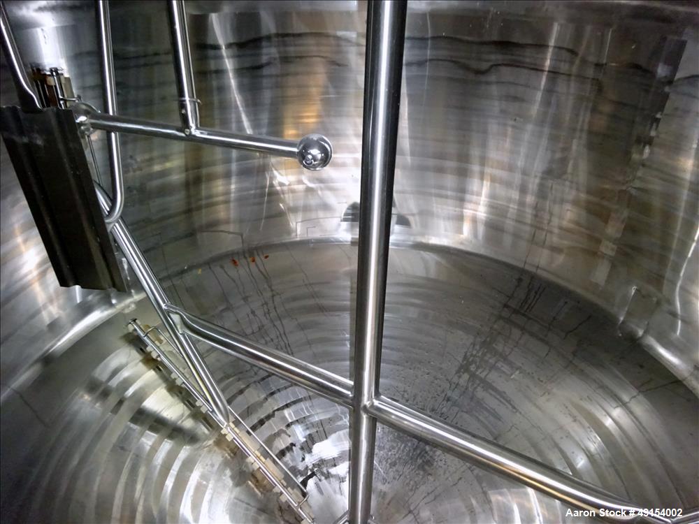 Used Mueller Mix Tank, 1,500 Gallon, Model F, 304 Stainless Steel, Vertical.