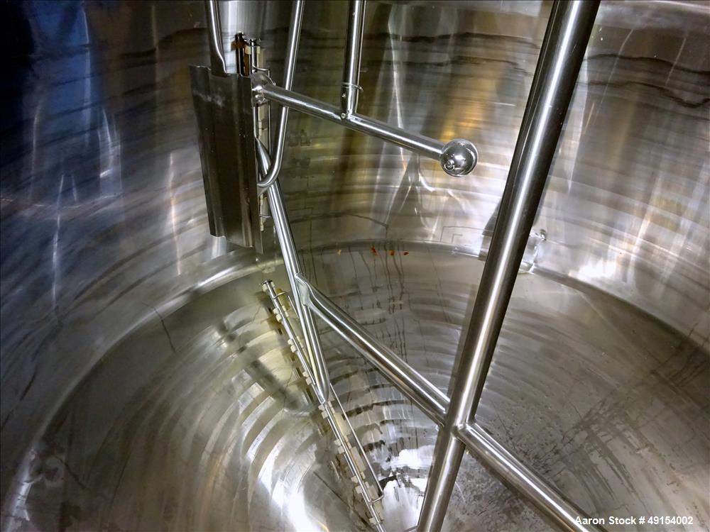 Used Mueller Mix Tank, 1,500 Gallon, Model F, 304 Stainless Steel, Vertical.