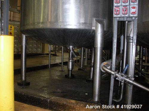 Used Mueller Tank, 2000 Gallon, Model F, stainless steel, vertical. 76" diameter x 106" straight side, dished top and bottom. Off center top entering angled Lightnin manual variable speed agitator, m...