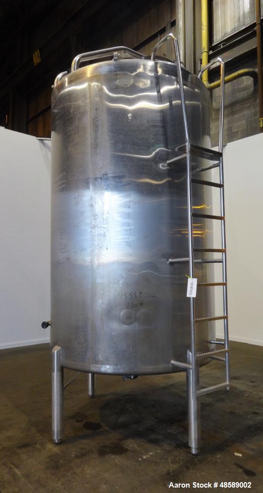 Used Mueller Tank, Approximately 2000 Gallon, 304 Stainless Steel, Vertical.