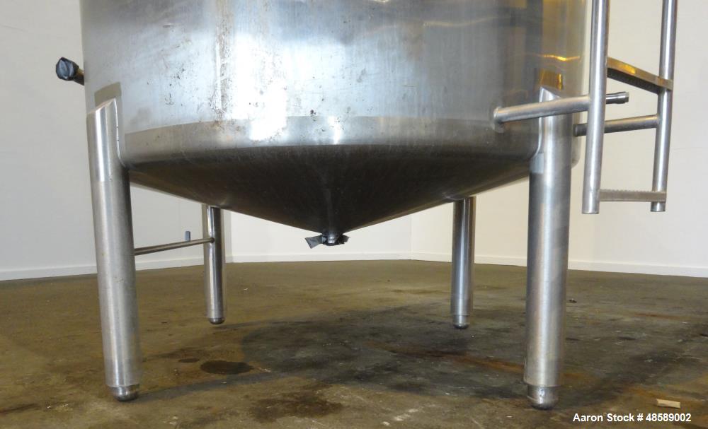 Used Mueller Tank, Approximately 2000 Gallon, 304 Stainless Steel, Vertical.