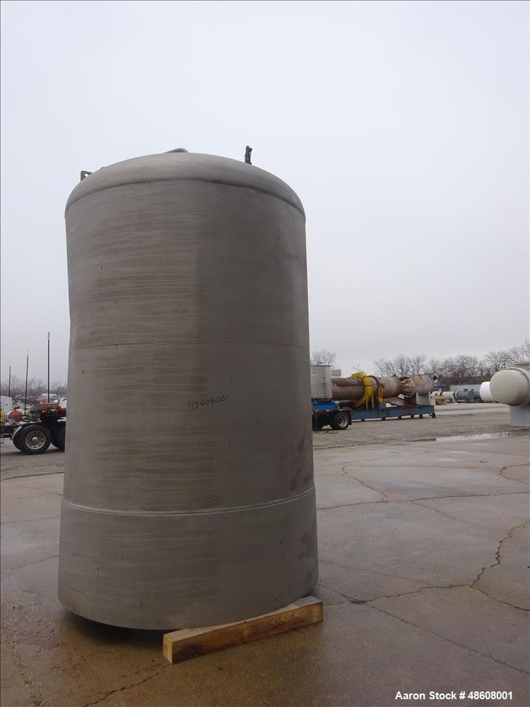 Used- Tank, Approximate 2,500 Gallon, 304 Stainless steel, Vertical.