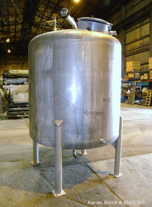 Used Tank, 1075 Gallon, 304 Stainless Steel, Vertical. 72" Diameter x 60" straight side, dished top and bottom. Off center top entering Lightnin agitator, model XJC-65. Approximate 1-1/2" diameter sh...