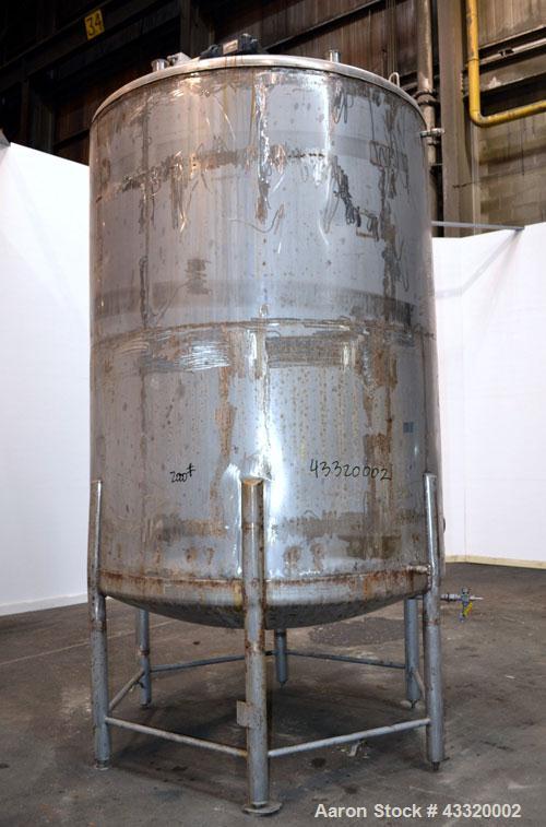 Used Tank, 1900 Gallon, 316 Stainless Steel, Vertical. Approximate 76” diameter x 92” straight side, dished top and bottom. Fixed stainless steel agitator mount with a UET agitator, model XCEL-6, out...