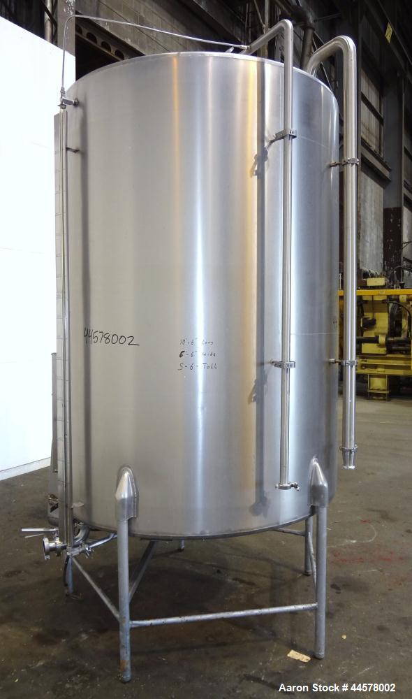 Used Tank, 1000 Gallon, 304 Stainless Steel, Vertical. 60” Diameter x 82” straight side, flat welded top, sloped bottom. Side Bottom entering agitator with a 3 blade prop, driven by a 2hp, 3/60/208-2...