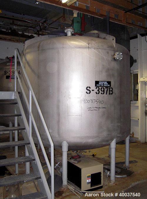 Used Mueller tank, 2200 gallon, stainless steel, vertical. Approximately 96" diameter x 63" straight side, dished top and bottom. Lightnin agitator, model XJC 117, 1 1/2" diameter shaft with (2) 3 bl...