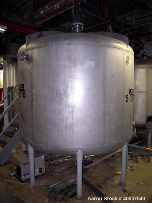 Used Mueller tank, 2200 gallon, stainless steel, vertical. Approximately 96" diameter x 63" straight side, dished top and bottom. Lightnin agitator, model XJC 117, 1 1/2" diameter shaft with (2) 3 bl...
