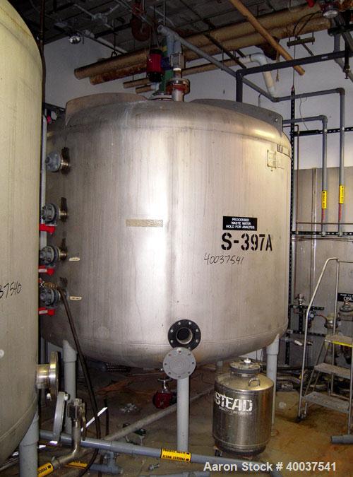 Used Mueller tank, 2200 gallon, stainless steel, vertical. Approximately 96" diameter x 63" straight side, dished top and bottom. Lightnin agitator, model XJC 117, 1 1/2" diameter shaft with (2) 3 bl...