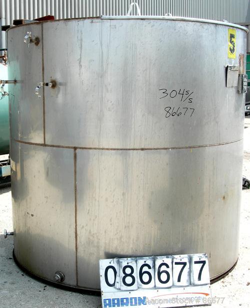 USED: Toronto Coppersmithing Company tank, 1900 gallon, 304 stainless steel, vertical. 84" diameter x 80" straight side. Flat top with 1/3 hinged cover, flat bottom. Carbon steel agitator bridge. Off...