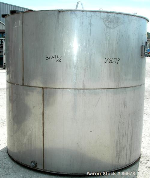 USED: Toronto Coppersmithing Company tank, 1900 gallon, 304 stainless steel, vertical. 84" diameter x 80" straight side. Flat top with 1/3 hinged cover, flat bottom. Carbon steel agitator bridge. Off...