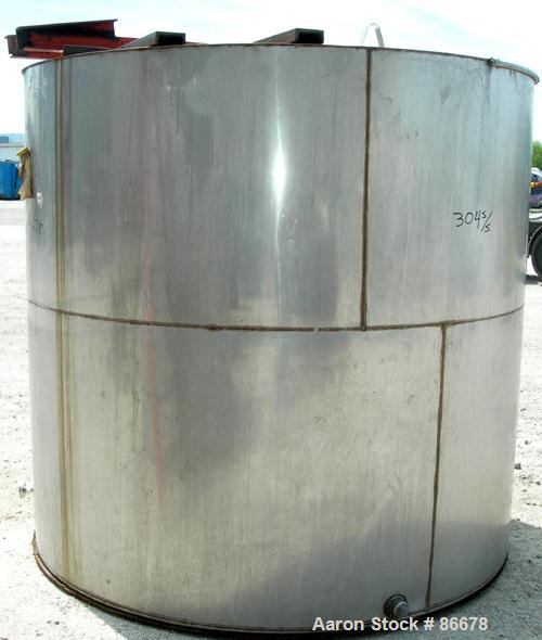 USED: Toronto Coppersmithing Company tank, 1900 gallon, 304 stainless steel, vertical. 84" diameter x 80" straight side. Flat top with 1/3 hinged cover, flat bottom. Carbon steel agitator bridge. Off...