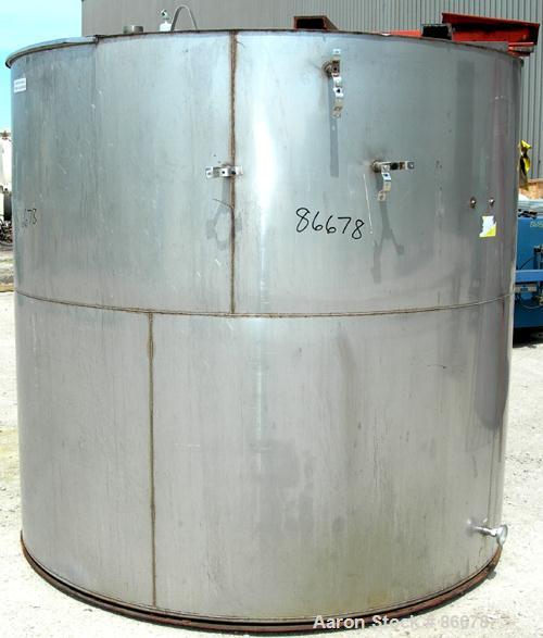 USED: Toronto Coppersmithing Company tank, 1900 gallon, 304 stainless steel, vertical. 84" diameter x 80" straight side. Flat top with 1/3 hinged cover, flat bottom. Carbon steel agitator bridge. Off...