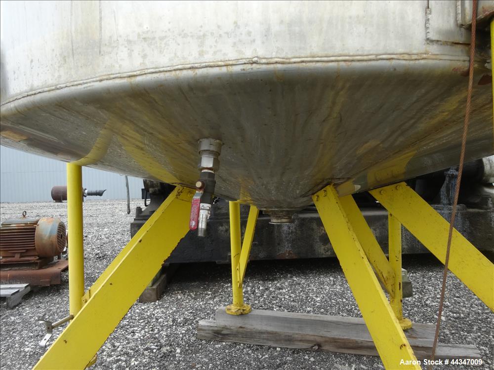 Used United Utensils Tank, 1500 Gallon, 304 Stainless Steel, Vertical. Approximate 67" diameter x 100" straight side. Open top with hinged cover, coned bottom. Approximate 3" center bottom outlet, se...