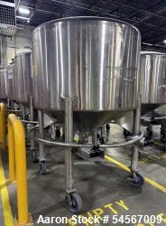 Used Tank, Feldmeier 1,000 Gallon, Stainless steel. Dish top, Cone Bottom, On casters with bottom discharge valve.