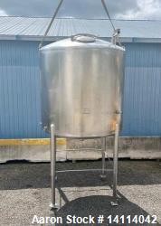 ucht - 1850 Gallonen Waukesha Cherry Burrell 316 Edelstahltank. Innenmaße: 80' x 74' gerade Seite. M...