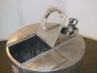 Used Tank, 1000 Gallons, 304 Stainless Steel, Vertical. Approximately 67