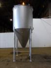 Used Apache Stainless Tank, Approximate 1,000 Gallon, 304 Stainless Steel, Vert