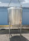 Gebraucht - 1850 Gallonen Waukesha Cherry Burrell 316 Edelstahltank. Innenmaße: 80' x 74' gerade Seite. Mittlerer Austrag: 4...