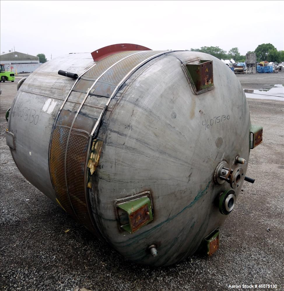 Used Tank, 975 Gallon, 316 Stainless Steel, Vertical. Approximate 66" diameter x 60" straight side, dished top/bottom. Top openings: (2) 3", (3 )4", (2) 1", 6", 6" sight glass, 8", 20" manway with co...
