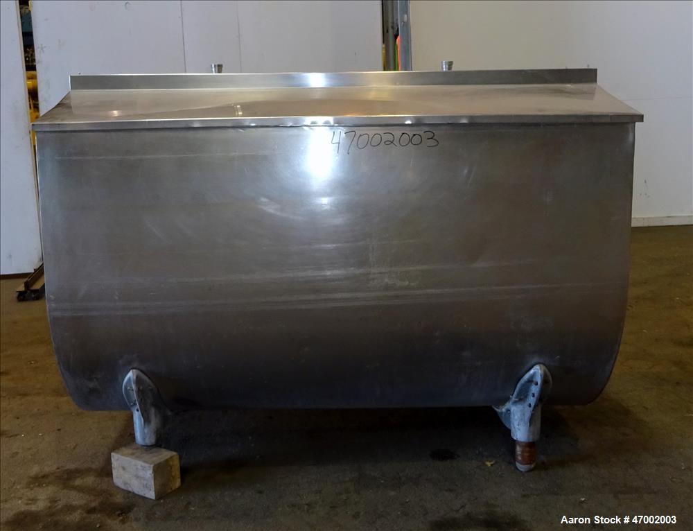 Used Milk Cooling Tank, 750 Gallons, 304 Stainless Steel, Horizontal.