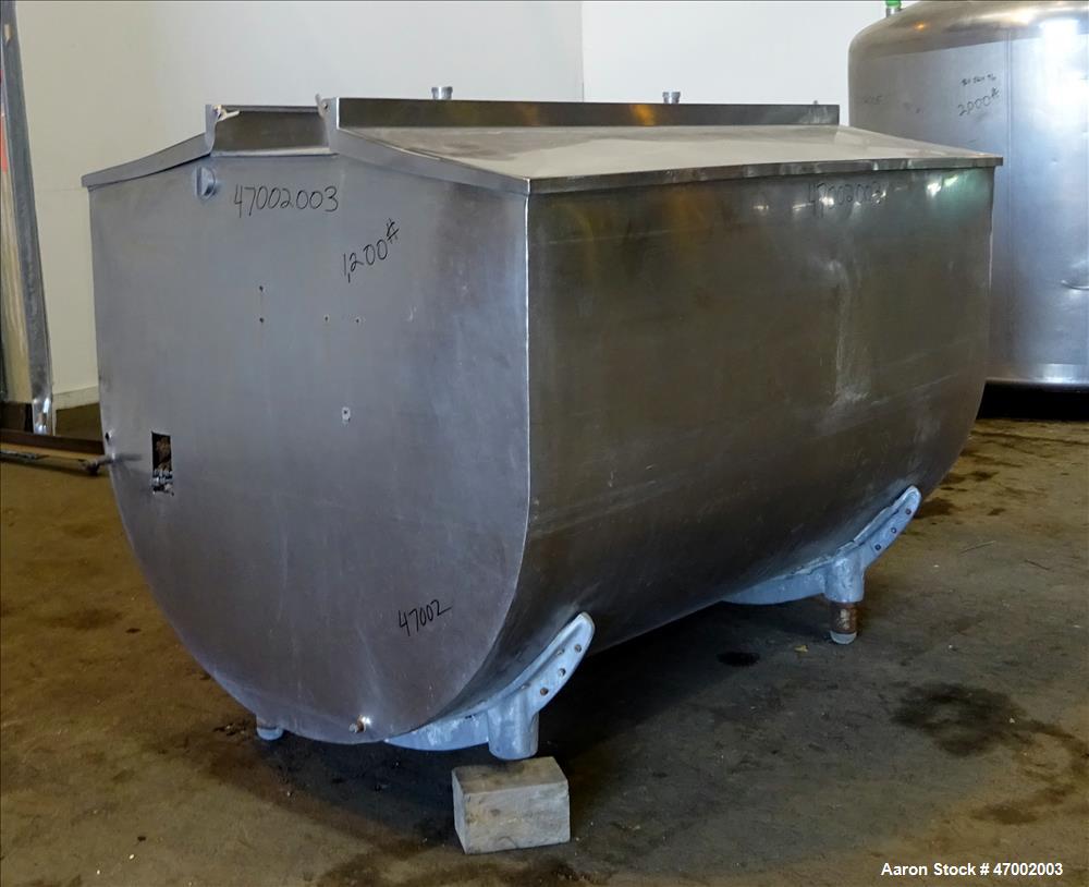 Used Milk Cooling Tank, 750 Gallons, 304 Stainless Steel, Horizontal.