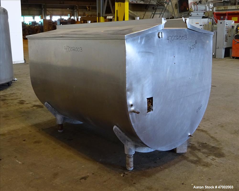 Used Milk Cooling Tank, 750 Gallons, 304 Stainless Steel, Horizontal.