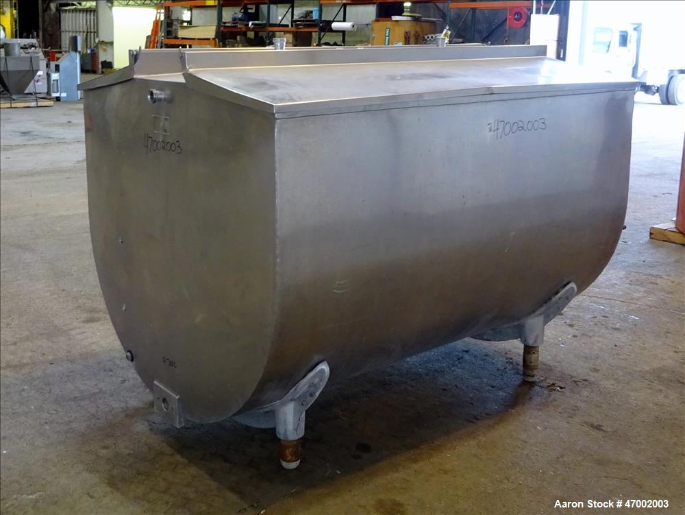 Used Milk Cooling Tank, 750 Gallons, 304 Stainless Steel, Horizontal.