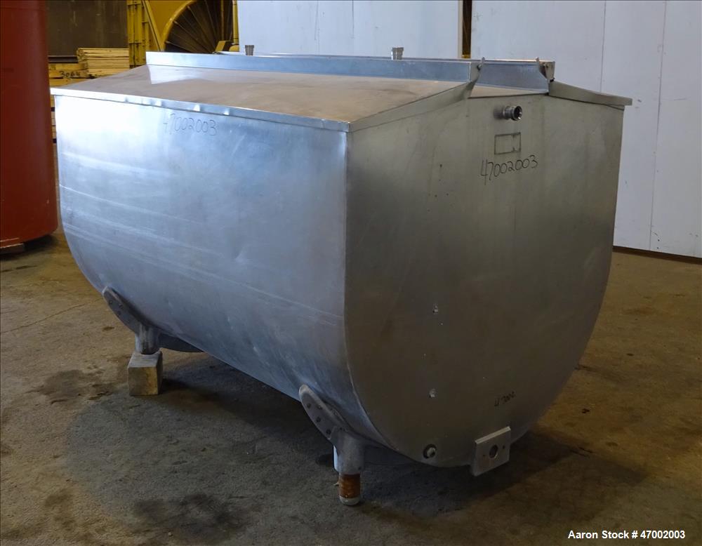 Used Milk Cooling Tank, 750 Gallons, 304 Stainless Steel, Horizontal.