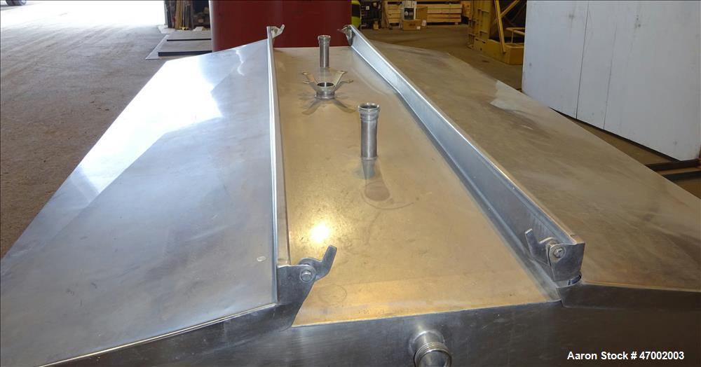 Used Milk Cooling Tank, 750 Gallons, 304 Stainless Steel, Horizontal.