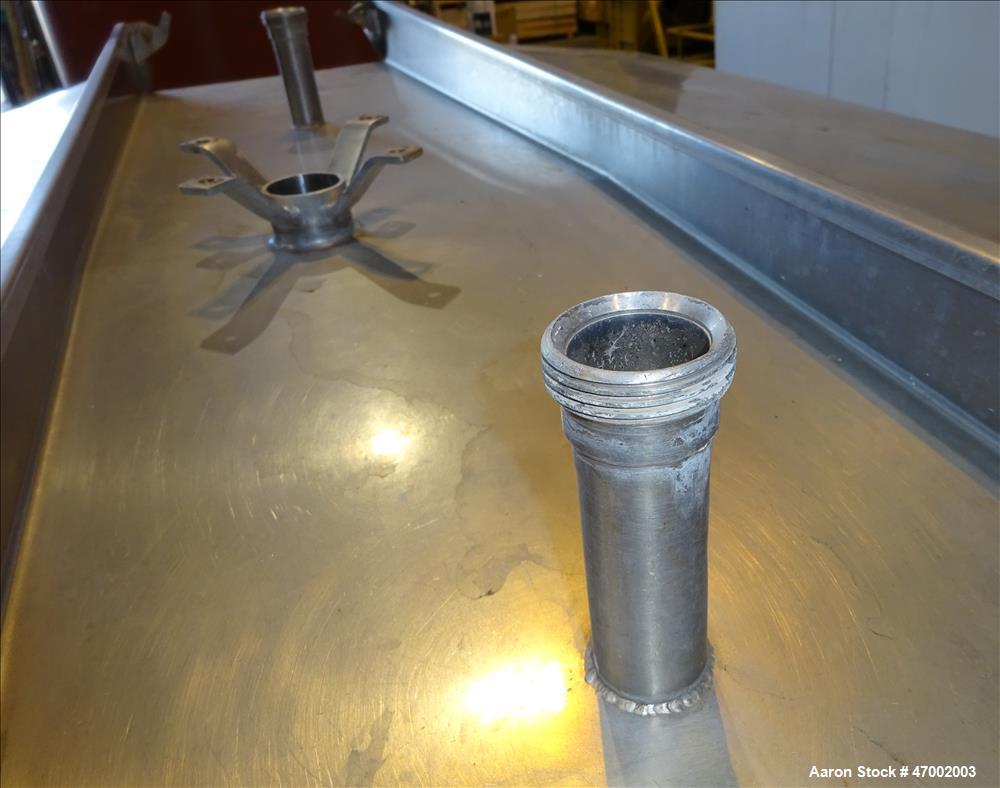 Used Milk Cooling Tank, 750 Gallons, 304 Stainless Steel, Horizontal.