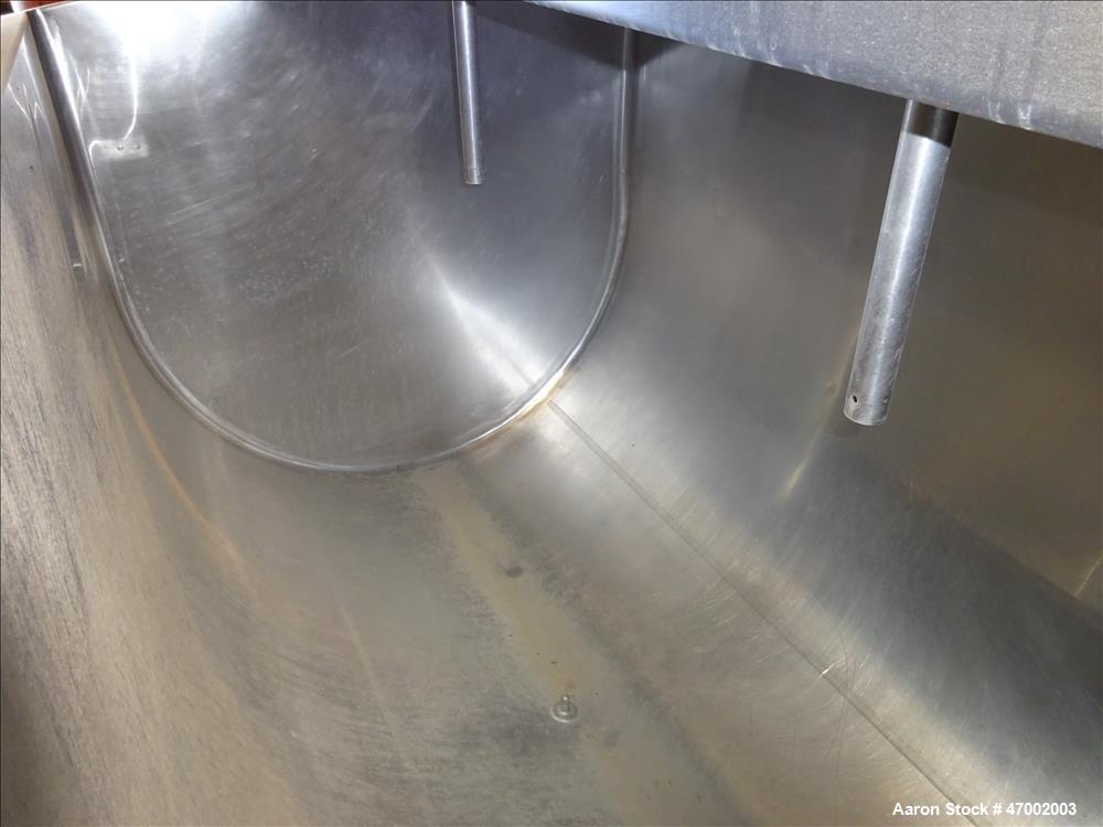 Used Milk Cooling Tank, 750 Gallons, 304 Stainless Steel, Horizontal.