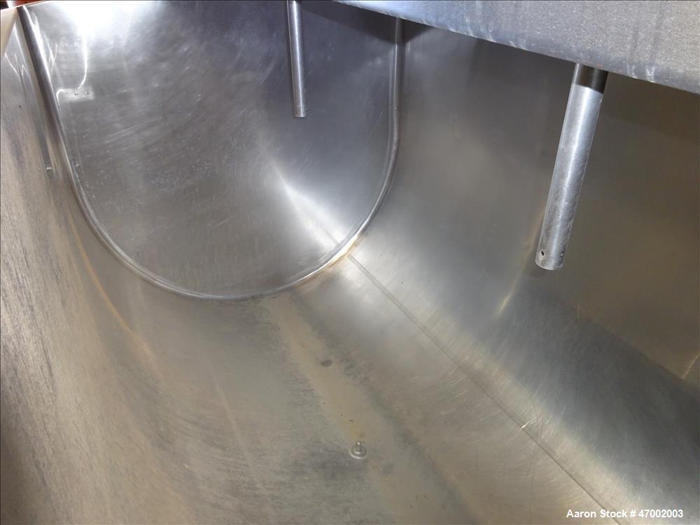 Used- Milk Cooling Tank, 750 Gallons, 304 Stainless Steel, Horizontal.