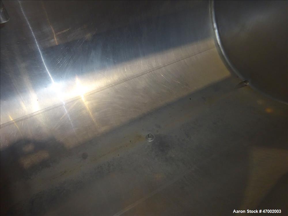 Used Milk Cooling Tank, 750 Gallons, 304 Stainless Steel, Horizontal.