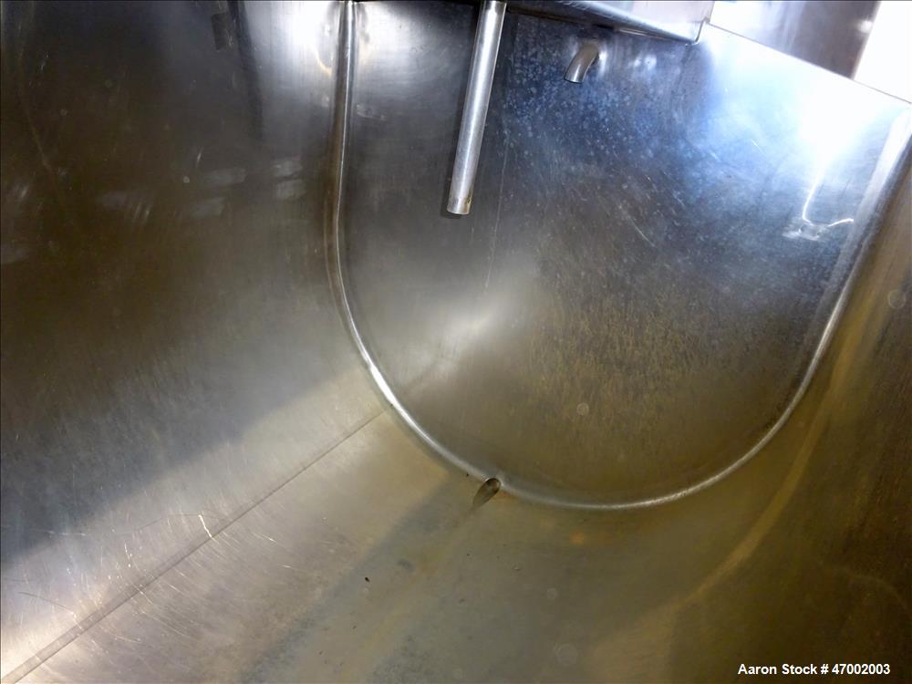 Used Milk Cooling Tank, 750 Gallons, 304 Stainless Steel, Horizontal.