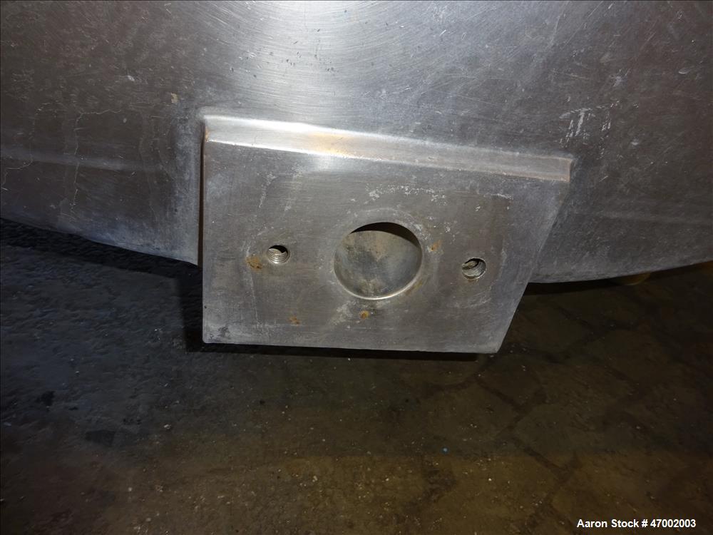 Used Milk Cooling Tank, 750 Gallons, 304 Stainless Steel, Horizontal.