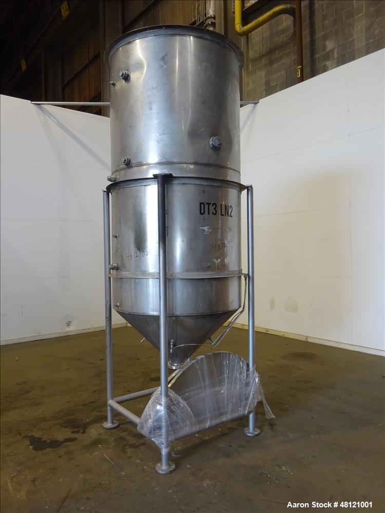 Used Tank, Approximate 750 Gallon, 304 Stainless Steel, Vertical.