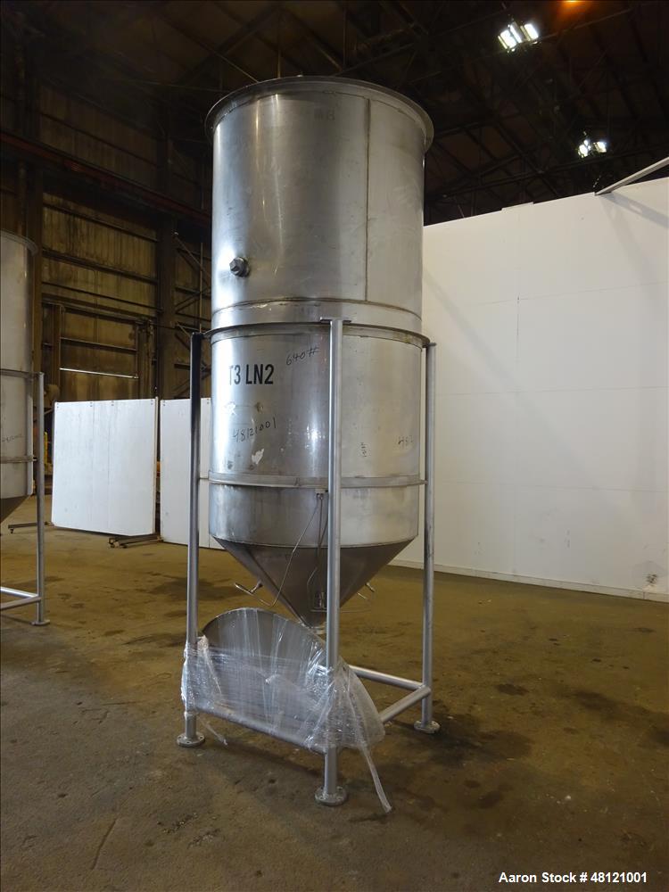 Used Tank, Approximate 750 Gallon, 304 Stainless Steel, Vertical.