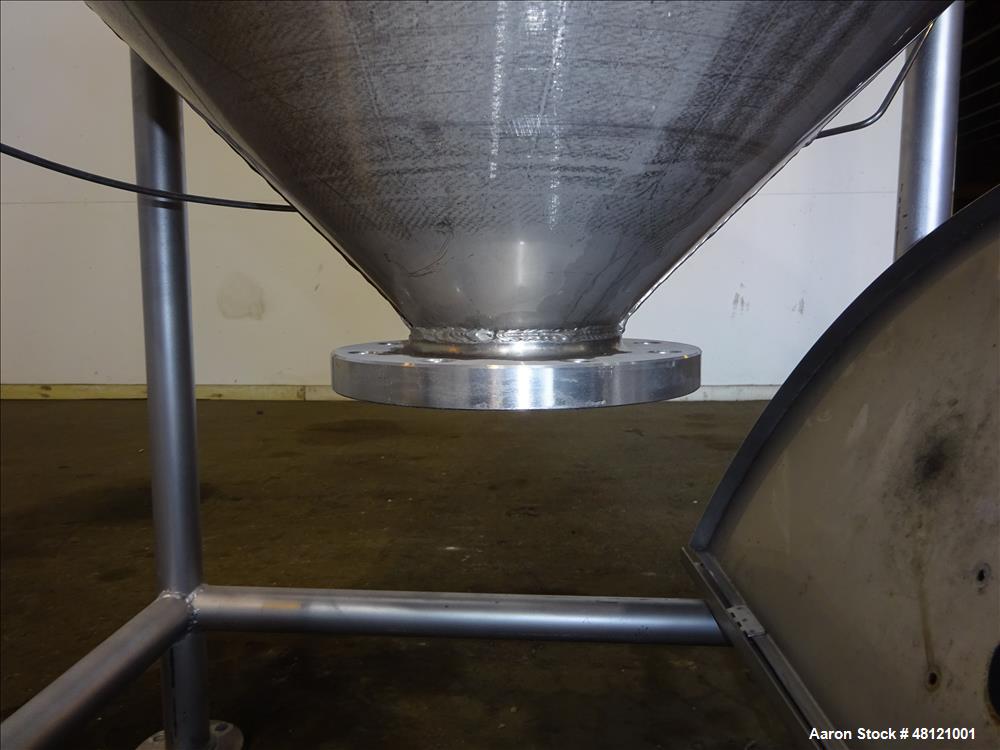 Used Tank, Approximate 750 Gallon, 304 Stainless Steel, Vertical.