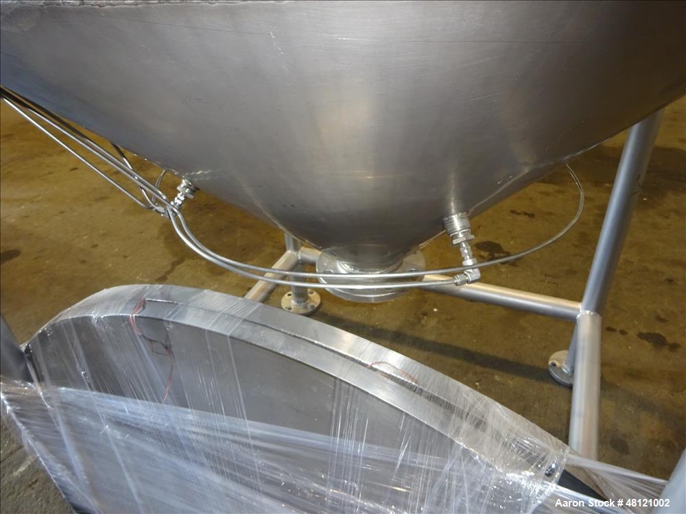 Used Tank, Approximate 750 Gallon, 304 Stainless Steel, Vertical. Approximate 4
