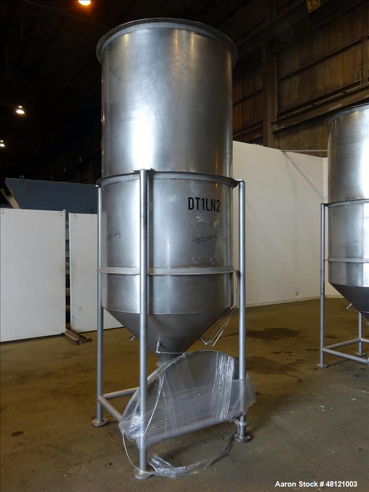 Used Tank, Approximate 750 Gallon, 304 Stainless Steel, Vertical.