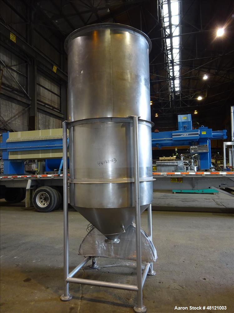 Used Tank, Approximate 750 Gallon, 304 Stainless Steel, Vertical.