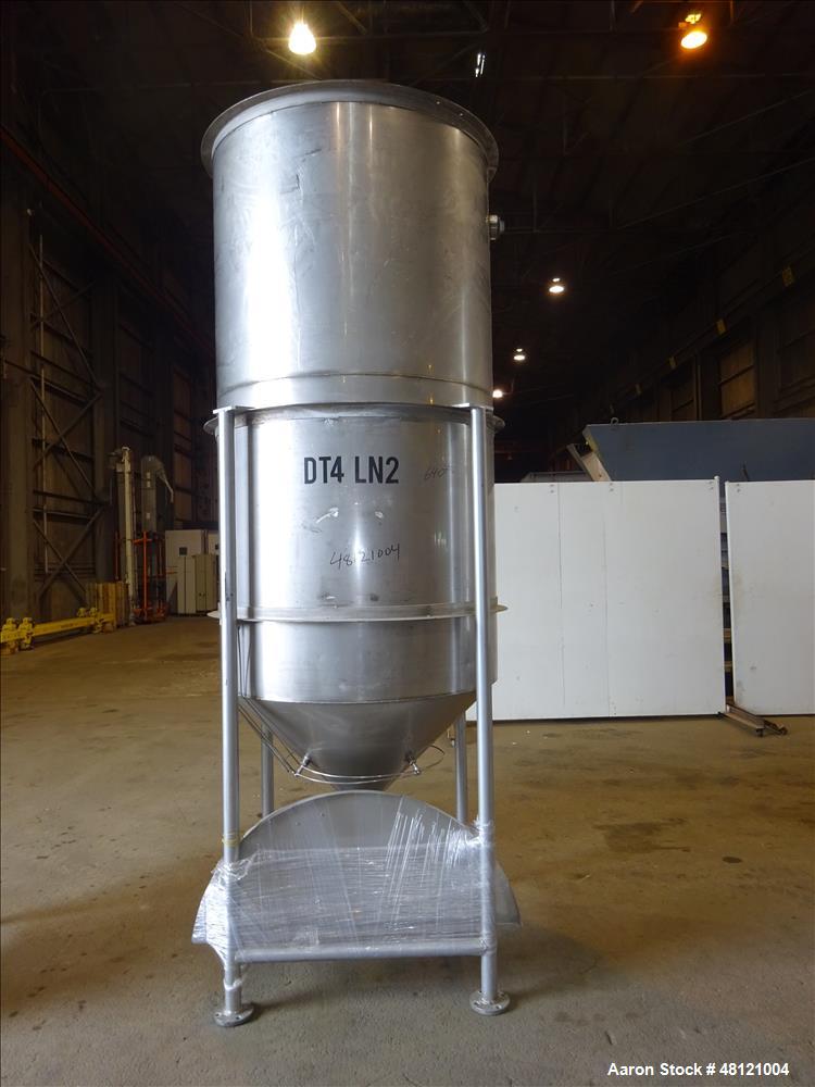 Used Tank, Approximate 750 Gallon, 304 Stainless Steel, Vertical.