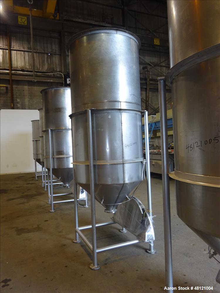 Used Tank, Approximate 750 Gallon, 304 Stainless Steel, Vertical.